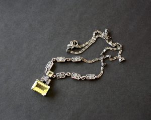 Stunning vintage french solid 925/1000 serling silver necklace from the 1940s with a big princess cut peridot